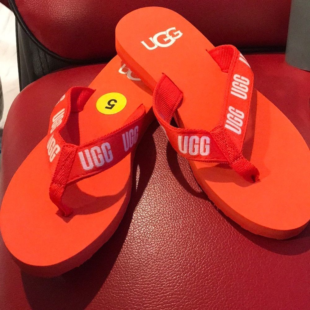 NWOT UGG flip flops